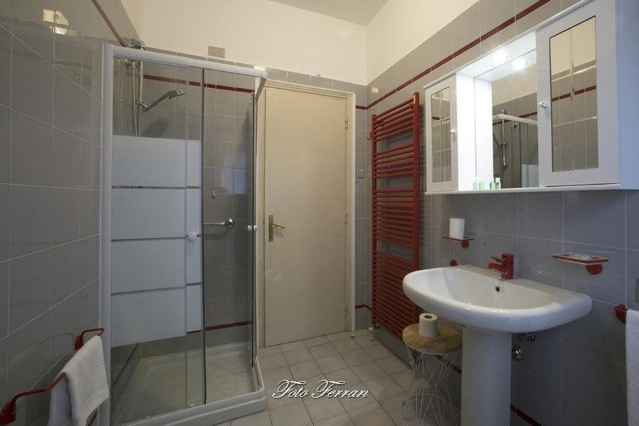 Casa Vacanze Gli Ulivi Del Lago Villa Sale Marasino Exteriör bild